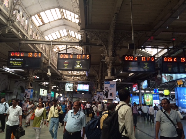 ムンバイ　駅構内